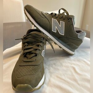 New Balance 574 Core Classic Men 9 / Women 10.5 Forest Green

Pre-Owned Good